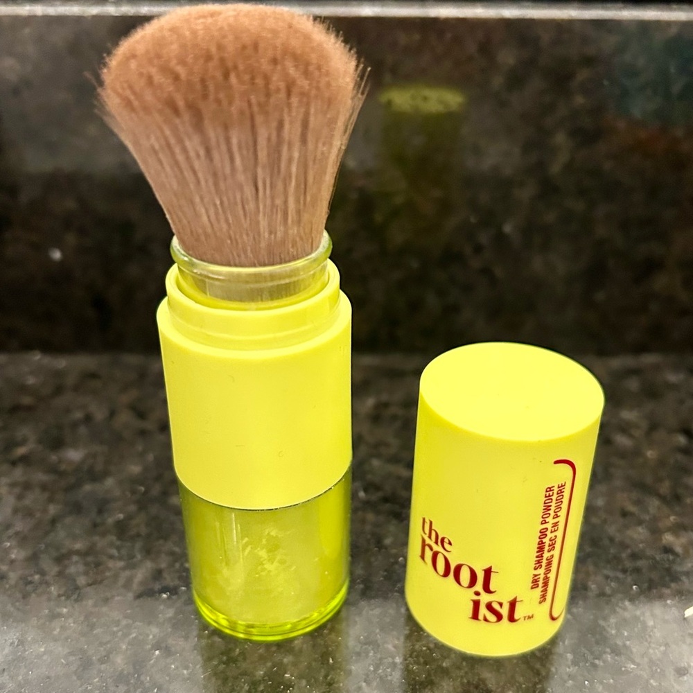Root ist dry shampoo applicator
